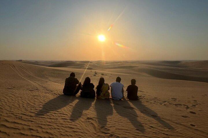 Private Abu Dhabi Sunset Desert Safari mit Sandboarding