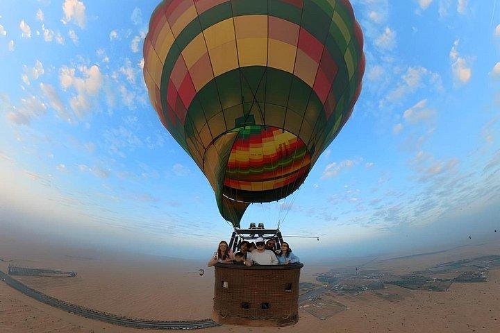 ドバイ砂漠上空プライベート熱気球ツアー