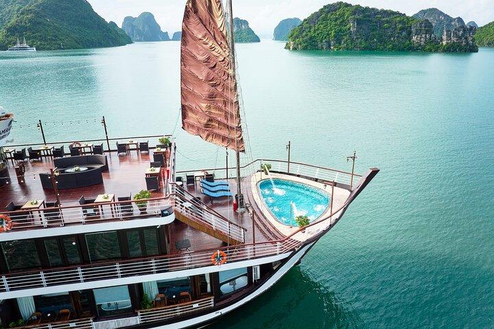 Navegue pelas maravilhas de Ha Long Bay Cruise 2D1N