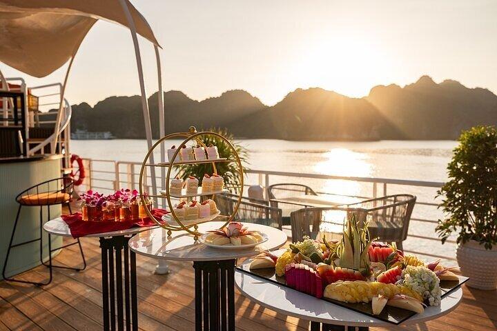 Van Cat Ba: Luxe Lan Ha Bay Day Cruise-Viet Hai Village Fietsen