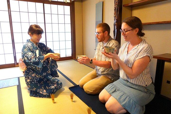 Te-ceremonioplevelse i traditionelt Kyoto-rækkehus