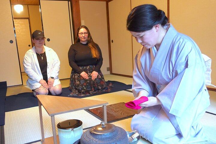 Te-ceremonioplevelse i traditionelt Kyoto-rækkehus