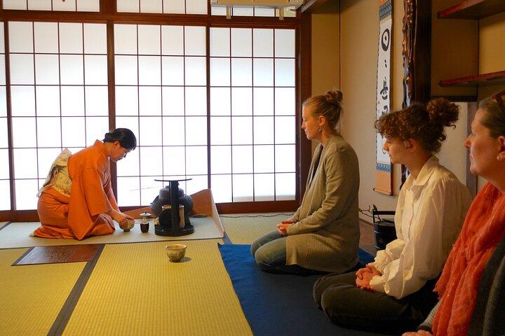 Teezeremonie-Erlebnis im traditionellen Stadthaus von Kyoto