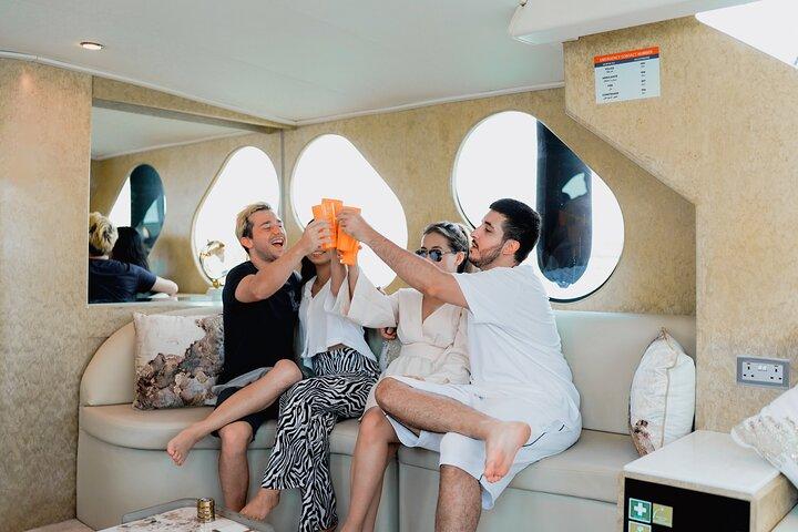 Dubai : Marina Yacht Tour de 1 hora con transporte opcional