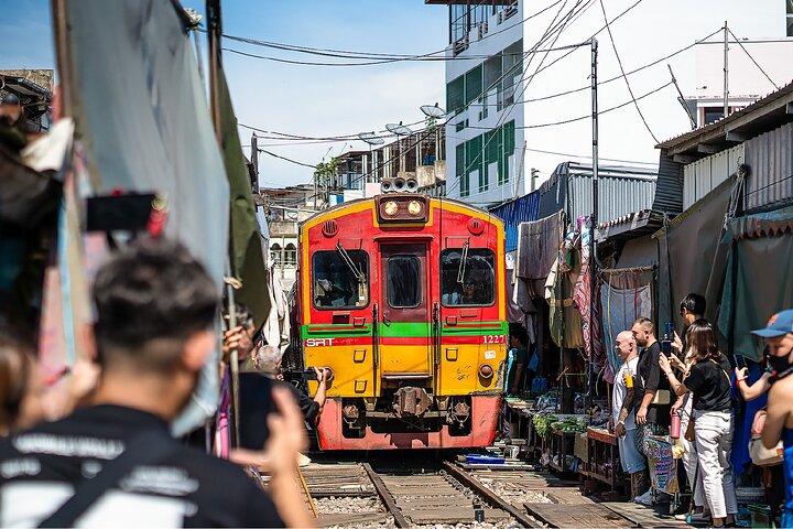 Excursion d'une journée au marché flottant de Bangkok et au chemin de fer Maeklong