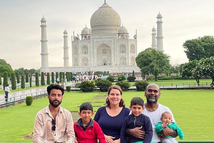 Tour privato del Taj Mahal all'alba da Delhi in auto - Tutto compreso