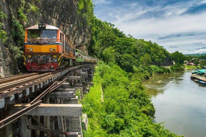 Erawan Waterfall and Death Railway Train au départ de Bangkok