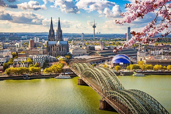 1日で行く2カ国：アムステルダム発ケルン日帰りツアー