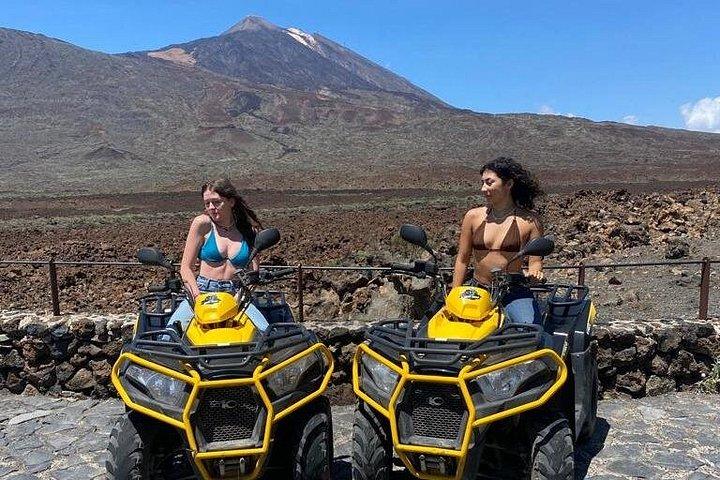 テネリフェ火山のクワッドでの日没、または日中