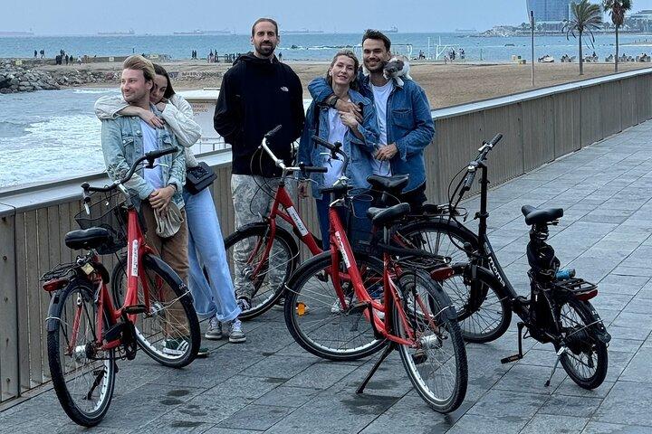 バルセロナ 少人数サイクリングまたはeバイクツアー：ガウディとサグラダ