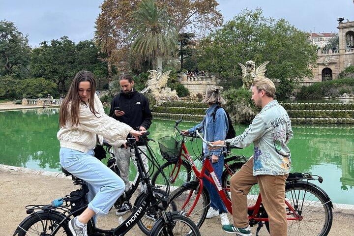 バルセロナ 少人数サイクリングまたはeバイクツアー：ガウディとサグラダ