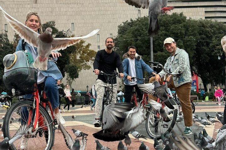 バルセロナ 少人数サイクリングまたはeバイクツアー：ガウディとサグラダ