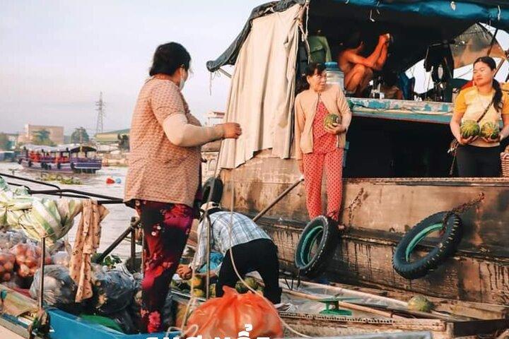 Explora el mercado flotante con la gente local