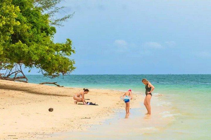 プーケット: ジェームズ・ボンズ、那珂諸島ランチと海食洞カヌー