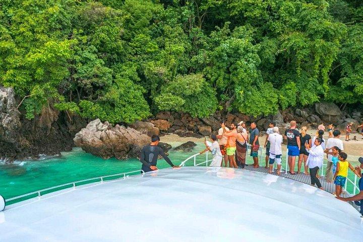 Phuket: Phi Phi and Bamboo Islands Day Trip with Buffet Lunch
