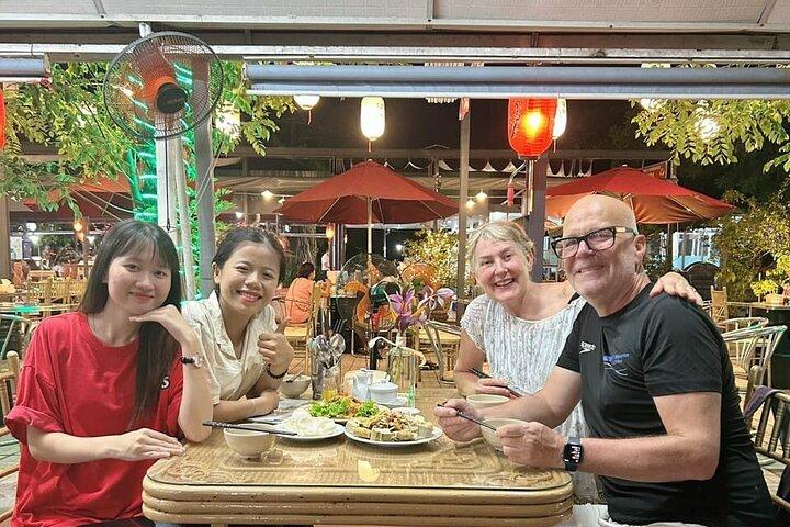 Hue Night Tour: Cyclo, Street Food & Folk Music auf Parfum River