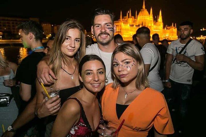 Budapest Pub Crawl & Ruin Bar Tour – Tiros gratis y entrada VIP