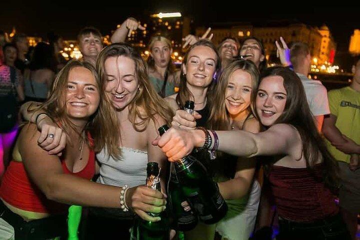 Budapest Pub Crawl & Ruin Bar Tour – Tiros gratis y entrada VIP