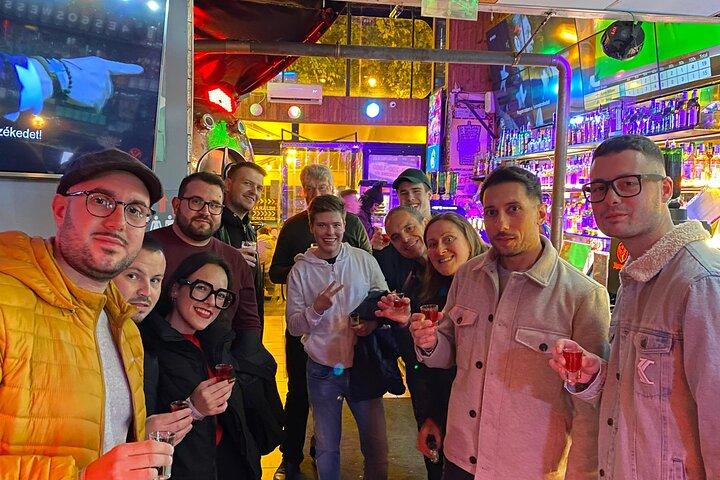 Budapest Pub Crawl & Ruin Bar Tour – Tiros gratis y entrada VIP