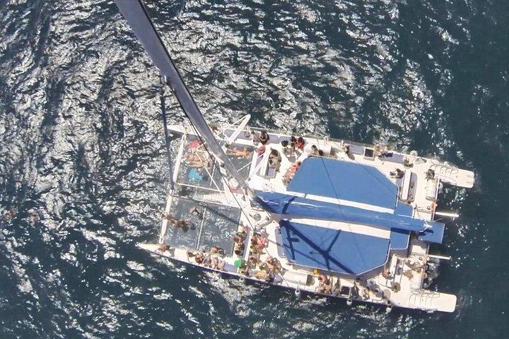 ウェルカムドリンクを飲みながら、海からバルセロナを楽しみましょう。