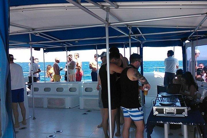 ウェルカムドリンクを飲みながら、海からバルセロナを楽しみましょう。