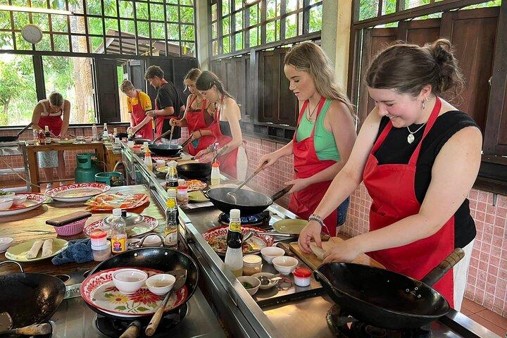 Granja orgánica de cocina tailandesa de Chiang Mai con recorrido por el mercado local