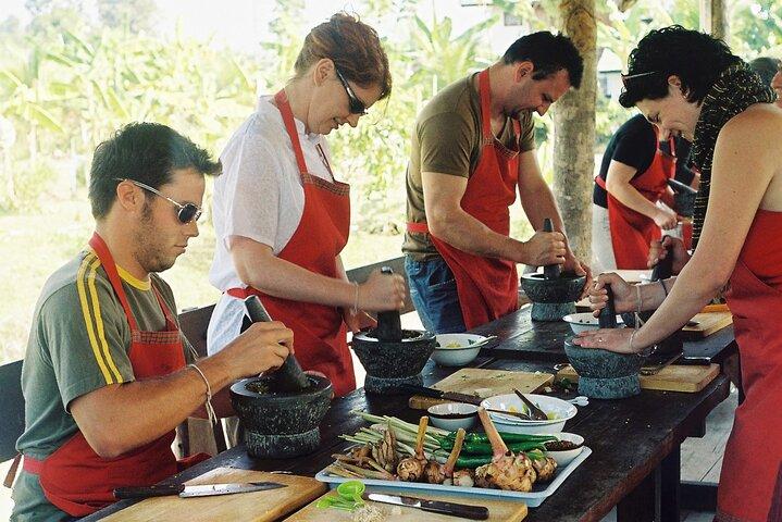 Granja orgánica de cocina tailandesa de Chiang Mai con recorrido por el mercado local