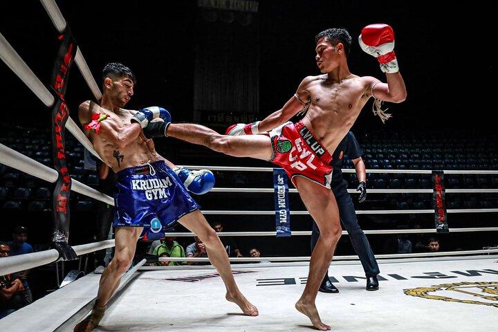 Freitag Muay Thai Madness Explosion im Lumpinee Stadium Bangkok