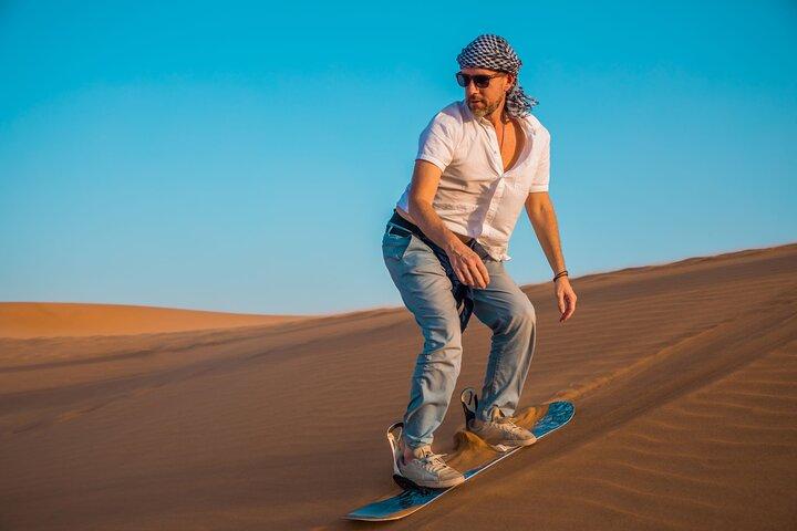 Abu Dhabi : Wüstensafari mit Grill, Kamelritt & Sandboarding