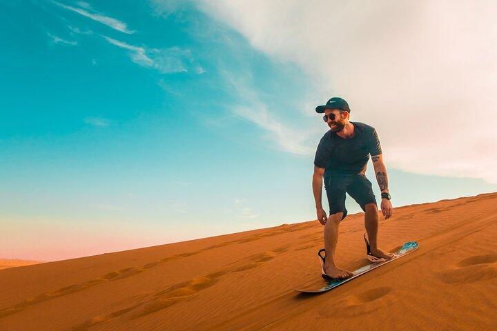 Abu Dhabi : Morgendliche Wüstensafari mit Kamelen und Sandboarding
