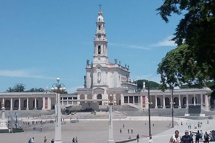 Private Santarem Holy Miracle Church and Fatima Tour from Lisbon