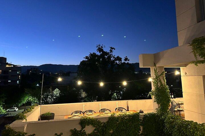 Argentinisches BBQ-Erlebnis auf einer Terrasse mit Bergblick