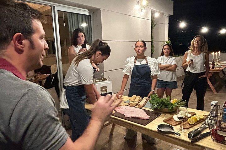 Argentinisches BBQ-Erlebnis auf einer Terrasse mit Bergblick
