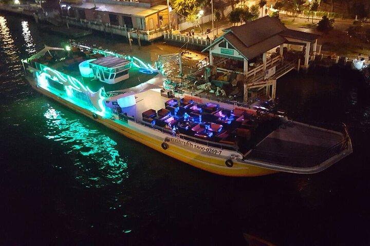 Bangkok: Chao Phraya River Party Cruise with Buffet and Drink