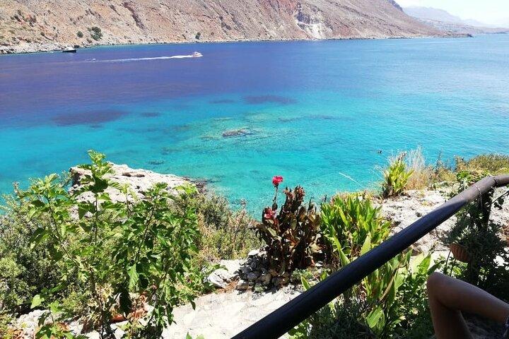 Loutro a aldeia escondida no sul e Glyka Nera Beach