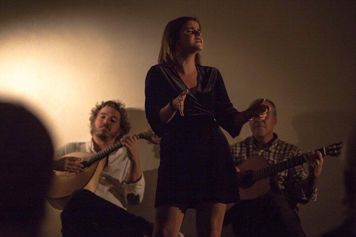 Lisbon : Tapas & Drinks with Fado Live Performance （リスボン：タパス＆ドリンク＆ファドライブパフォーマンス）