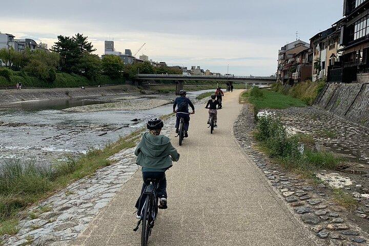 Recorrido en bicicleta eléctrica por Fushimi Inari y Gion por Kioto (recogida en el hotel incluida)