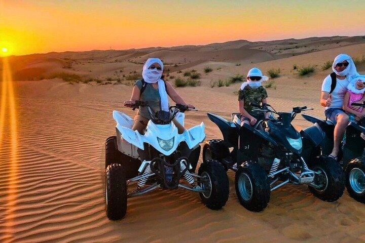 ドバイプレミアムデザートサファリとクワッドバイクライドBBQディナー＆ショー