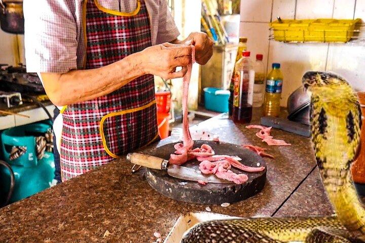 Tour por el pueblo de serpientes de Le Mat con 10 platos en Hanói