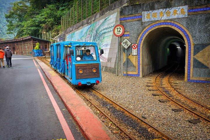 烏来ネイチャーツアー: 観光列車、滝、先住民料理