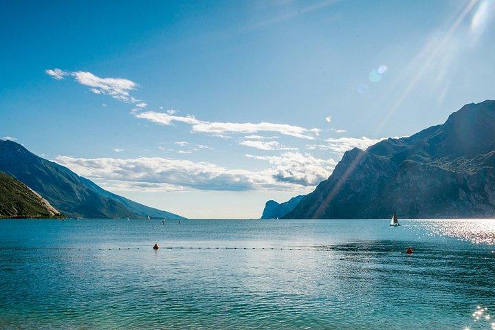 ヴェネツィアから： ヴェローナ観光とガルダ湖クルーズ