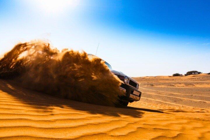 ドバイ砂漠サファリ：クアッドバイク、ラクダ乗り、バーベキューディナー＆ソファ