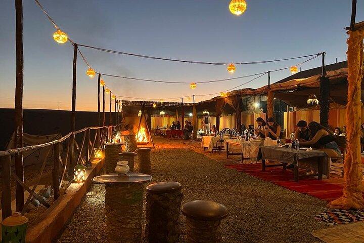 Giro in cammello al tramonto con cena spettacolo al deserto di agafay a Marrakech