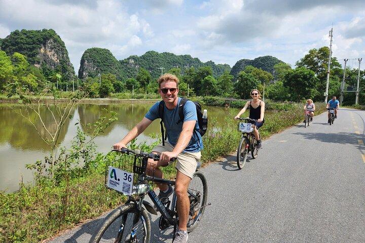 Passeio particular de barco e bicicleta em Ninh Binh (Trang An - Hang Mua)