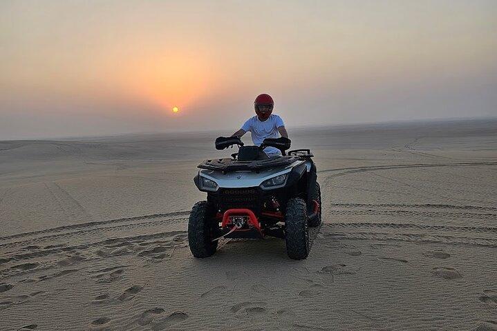 Paseo en quad con camello en Doha