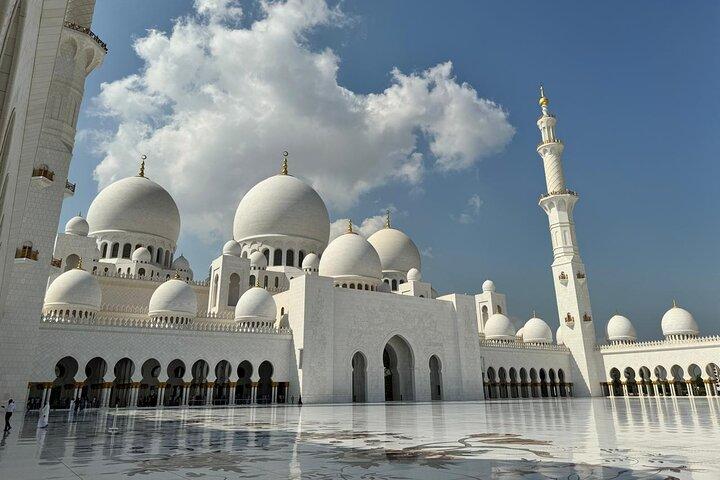 Visite privée d'une journée complète à AbuDhabi avec visite de la Grande Mosquée