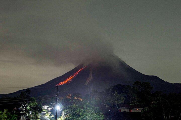 Merapi Lava Se om natten fra en sikker afstand