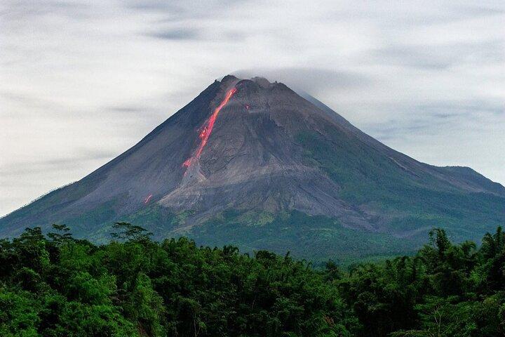 Merapi Lava Se om natten fra en sikker afstand
