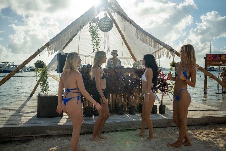 オープンバーとビーチクラブでイスラ・ムヘレス島へカタマランアドベンチャー