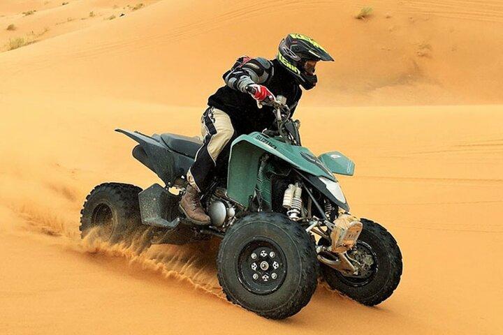 カタール砂漠のど真ん中ドーハATVクワッドバイクアドベンチャー